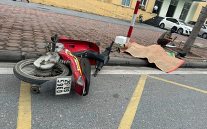Đi xe máy tự ngã ra vỉa hè ở Hà Nội, một phụ nữ tử vong