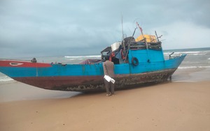 Quảng Bình: Ngư dân nhận lại con tàu được cho là thuyền “ma” vô chủ