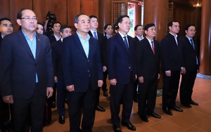 Chủ tịch nước Võ Văn Thưởng dâng hương tưởng niệm Chủ tịch Hồ Chí Minh và Tổng Bí thư Lê Hồng Phong