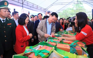 Chủ tịch nước Võ Văn Thưởng về xã biên giới Thanh Thủy trao quà cho người dân nghèo