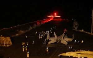 Hình ảnh báo chí 24h: Mỹ dội tên lửa vào mục tiêu Houthi sau khi lực lượng này tấn công tàu hàng