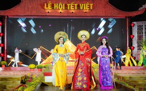 Đến Lễ hội Tết Việt xem lễ dựng cây nêu, cúng tổ tiên, đón giao thừa…