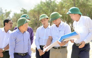 Sau phản ánh báo Dân Việt, Bí thư Tỉnh ủy Quảng Bình trực tiếp kiểm tra xói, lở ở bãi biển Bảo Ninh