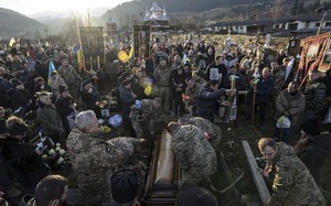 Lính Ukraine kiệt sức ở tiền tuyến Donbass lo sợ một năm đau thương mất mát nhiều hơn
