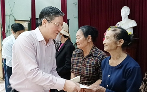 Chủ tịch Hội NDVN Lương Quốc Đoàn trao quà Tết cho các hội viên nông dân có hoàn cảnh khó khăn tại tỉnh Thái Bình