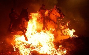 Cảnh tượng ngựa nhảy qua lửa để thanh tẩy tại Tây Ban Nha