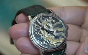 Cận cảnh chiếc đồng hồ chạm khắc hình rồng thời Lý được định giá 100 triệu đồng