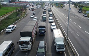 Cao tốc TP.HCM - Trung Lương ùn tắc kéo dài do 2 vụ va chạm giao thông