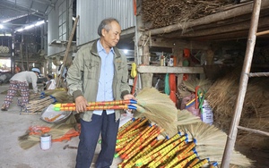 Tết cận kề, làng nghề làm chổi đót nổi tiếng nhất xứ Quảng rơi vào cảnh ế ẩm chưa từng có