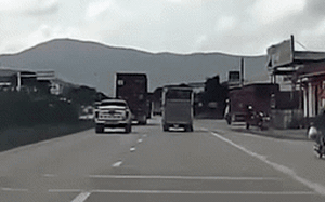 Clip NÓNG 24h: Xe tải đang chạy bất ngờ rụng bánh văng lên trời khiến nhiều người hoảng sợ ở Nghệ An
