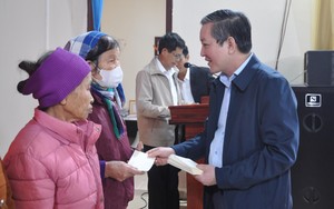 Chủ tịch Hội NDVN Lương Quốc Đoàn trao quà Tết cho người dân có hoàn cảnh khó khăn tại xã giáp biển Thái Bình