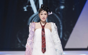Hoa hậu Hoàn vũ Hàn Quốc 2023 khoe vẻ ngoài ngọt ngào, quyến rũ khi diễn thời trang tại Việt Nam