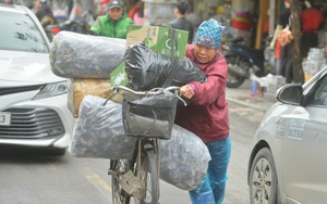 Người lao động co ro, mưu sinh trong giá lạnh 10 độ ở Hà Nội