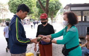 Ngày hội gói bánh chưng, mang Tết về cho bà con khó khăn tại Hà Nội