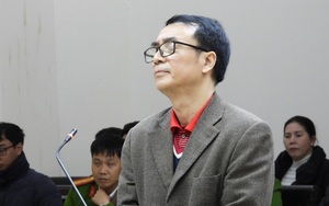 Cựu Cục phó Trần Hùng giao nộp biên bản làm chứng của phạm nhân cùng buồng giam
