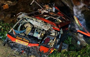 Hiện trường vụ xe khách lao xuống vực ở cao tốc La Sơn – Túy Loan, hàng chục người thương vong
