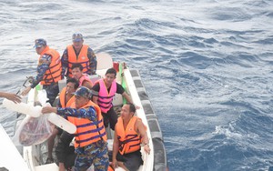 Cứu 5 ngư dân tàu cá Bình Định gặp nạn trên biển 