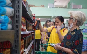 Người nghèo ở TP.HCM bắt đầu đi siêu thị 0 đồng sắm Tết