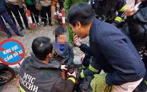 Giải cứu 3 người mắc kẹt trong đám cháy nhà dân ở Hà Nội
