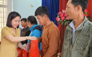 Hội Nông dân Khánh Hòa trao 100 suất quà tết cho hội viên, nông dân có hoàn cảnh khó khăn