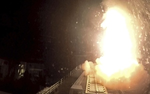 Houthi bắn tên lửa đạn đạo tấn công tàu chiến Mỹ ở Biển Đỏ