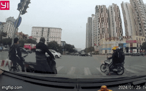 Clip NÓNG 24h: Khoảnh khắc xe máy vượt đèn đỏ, bị ô tô húc văng cả chục mét trên đường phố Hà Nội