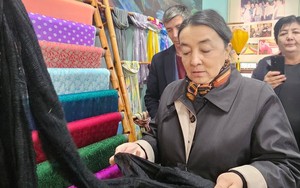 Ấn tượng trước trình độ làm tơ lụa của nghệ nhân Việt Nam, Uzbekistan muốn hợp tác phát triển dâu tằm tơ
