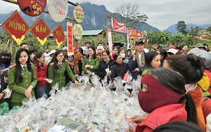 Quảng Bình: Hơn 300 hộ người Bru-Vân Kiều nhận gạo, hạt giống, cuốc, xẻng... tại 