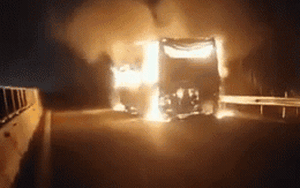 Clip NÓNG 24h: Xe khách bốc cháy dữ dội trên cao tốc Nghi Sơn - Diễn Châu