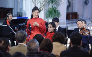 400 khán giả xúc động khi xem ca sĩ Đào Tố Loan cùng con gái hát opera tại Nhà thờ