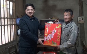 Phó Chủ tịch Ban Chấp hành Trung ương Hội Nông dân Việt Nam Phạm Tiến Nam tặng quà Tết tại Bắc Kạn
