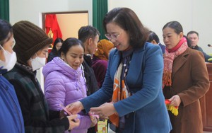 Nghệ An: Phó Chủ tịch TƯ Hội NDVN Bùi Thị Thơm trao 65 suất quà Tết đến hội viên, nông dân nghèo Quỳ Châu