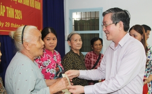 Chủ tịch Hội NDVN Lương Quốc Đoàn trao quà Tết cho gia đình chính sách, hộ hoàn cảnh khó khăn ở An Giang