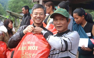 Hội Nông dân Quảng Bình trao quà Tết cho người dân Bru - Vân Kiều