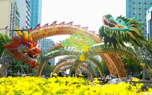 Hàng trăm công nhân gấp rút thi công linh vật rồng khổng lồ dài 150m trên đường hoa Nguyễn Huệ