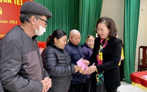 Phó Chủ tịch Hội Nông dân Việt Nam Bùi Thị Thơm tặng quà tết cho nông dân khó khăn tại Nam Định