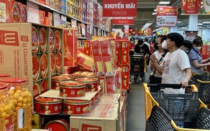 Hàng Tết đang giảm giá tưng bừng tại siêu thị 