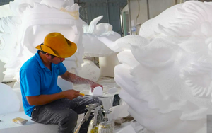 Hàng chục công nhân đang tất bật thực hiện công đoạn tạo hình linh vật rồng với đa dạng kích thước nhằm giao cho khách trước Tết Nguyên đán 2024. Xưởng sản xuất này rộng 2.500m vuông ở TP.Thủ Đức, TP.HCM.