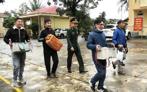 Quảng Bình: Ngư dân đến đồn biên phòng giao nộp pháo, thiết bị kích điện dùng trong khai thác hải sản