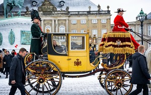Hình ảnh báo chí 24h: Nữ vương duy nhất ở châu Âu thoái vị, đi xe ngựa mạ vàng lần cuối