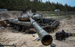Đoàn thiết giáp của Moscow bị Ukraine dội bão lửa thiêu rụi, hàng chục lính Nga vội tháo chạy ra ngoài