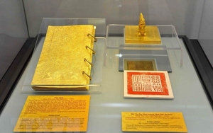 Chiêm ngưỡng sách cổ được đúc bằng vàng ròng thời vương triều nhà Nguyễn