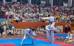Võ sĩ bịt mắt tung quyền ảo diệu tại Festival Taekwondo Hà Nội mở rộng