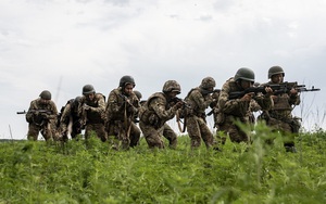 Lữ đoàn Azov khét tiếng của Ukraine tấn công dữ dội khiến quân Nga thiệt hại nặng trên chiến trường 