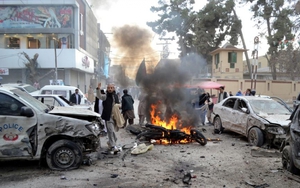 Clip: Đánh bom nhằm vào cảnh sát Pakistan khiến ít nhất 16 người thương vong