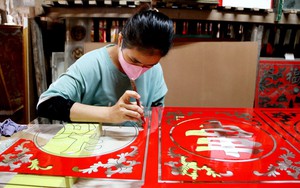Làng nghề vẽ tranh trên kính gần trăm năm ở An Giang tất bật sản xuất hàng Tết