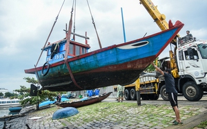 Người dân vùng "rốn lũ" ở Đà Nẵng kê cao đồ đạc, thấp thỏm chờ... bão Trà Mi- Ảnh 14.