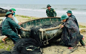 Người dân vùng "rốn lũ" ở Đà Nẵng kê cao đồ đạc, thấp thỏm chờ... bão Trà Mi- Ảnh 13.