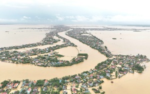 Cuộc sống của người dân vùng lũ Lệ Thủy (tỉnh Quảng Bình): "Nhà ngập, mất điện, hứng nước mưa ăn mỳ tôm, ngủ trên gác"- Ảnh 6.