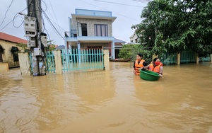 Mẹ mất, con đặt quan tài trên gác mái chờ nước rút để đưa tang - Ảnh 2.